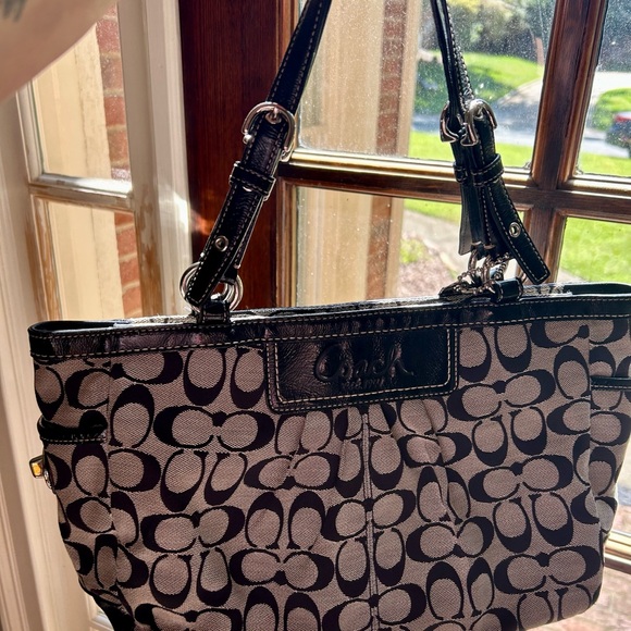 Coach Black and Cream Signature Shoulder Bag - Picture 2 of 12